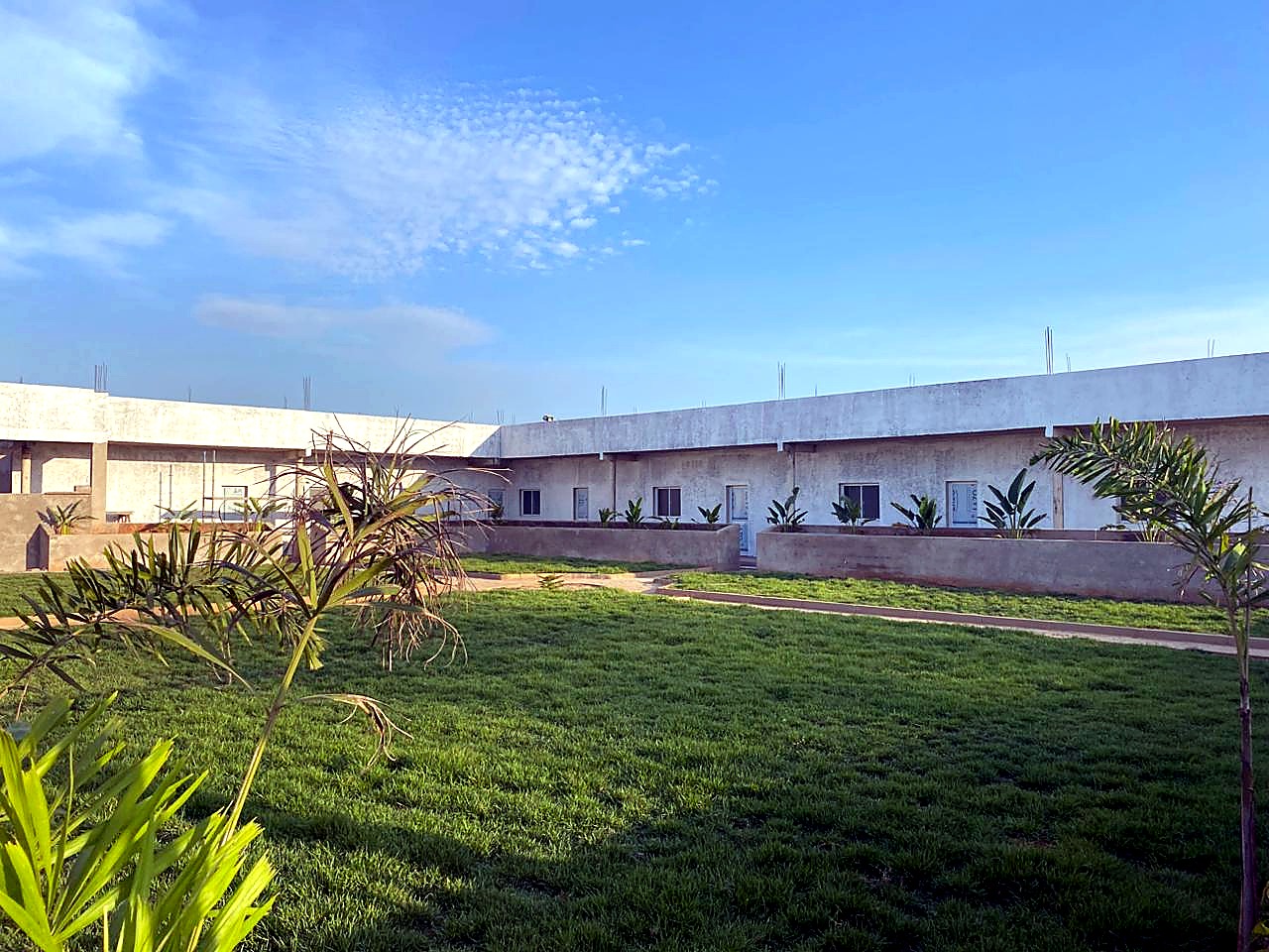 Edifício construído pela LUÍS BEATRIZ com jardim e relva